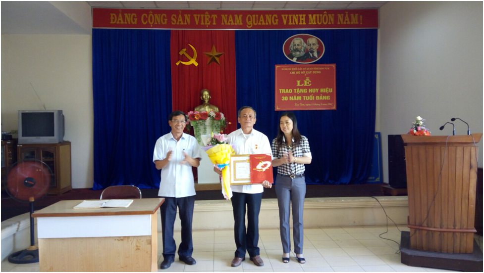 Lễ trao tặng Huy hiệu 30 năm tuổi Đảng cho đồng chí Lưu Xuân Hoài